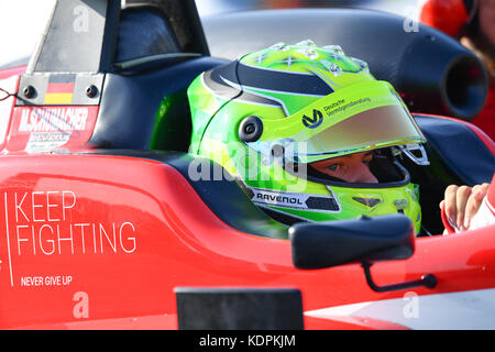 Hockenheim, Deutschland. Oktober 2017. Mick Schumacher vom Team Prema Powerteam sitzt vor dem Start des Formel-3-Europameisterrennens auf dem Hockenheimring in Hockenheim, Deutschland, am 15. Oktober 2017 im Cockpit seines Rennwagens. Quelle: Uwe Anspach/dpa/Alamy Live News Stockfoto