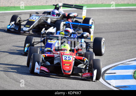 Hockenheim, Deutschland. Oktober 2017. Mick Schumacher vom Team Prema Powerteam ist beim Formel-3-Europameisterrennen auf dem Hockenheimring am 15. Oktober 2017 in Hockenheim führend. Quelle: Uwe Anspach/dpa/Alamy Live News Stockfoto