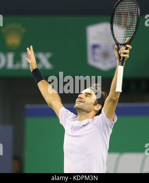 Shanghai, China. Oktober 2017. Roger Federer aus der Schweiz feiert, nachdem er am 15. Oktober 2017 beim ATP Shanghai Masters Tennisturnier 2017 in Shanghai, Ostchina, das Endspiel gegen Rafael Nadal aus Spanien gewonnen hat. Quelle: Ding Ting/Xinhua/Alamy Live News Stockfoto