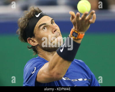 Shanghai, China. Oktober 2017. Rafael Nadal aus Spanien spielt beim Finalspiel der Singles gegen Roger Federer aus der Schweiz beim ATP Shanghai Masters Tennis Turnier 2017 in Shanghai, Ostchina, am 15. Oktober 2017. Quelle: Ding Ting/Xinhua/Alamy Live News Stockfoto