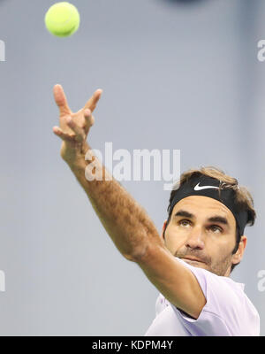 Shanghai, China. Oktober 2017. Roger Federer aus der Schweiz spielt im Finale der Singles gegen Rafael Nadal aus Spanien beim ATP Shanghai Masters Tennis Turnier 2017 in Shanghai, Ostchina, am 15. Oktober 2017. Quelle: Ding Ting/Xinhua/Alamy Live News Stockfoto