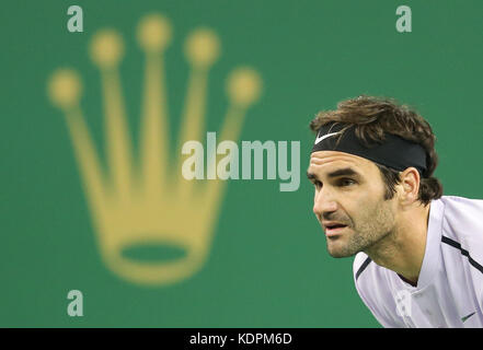 Shanghai, China. Oktober 2017. Roger Federer aus der Schweiz tritt am 15. Oktober 2017 im Endspiel der Singles gegen Rafael Nadal aus Spanien beim ATP Shanghai Masters Tennis Turnier 2017 in Shanghai, Ostchina, an. Quelle: Ding Ting/Xinhua/Alamy Live News Stockfoto