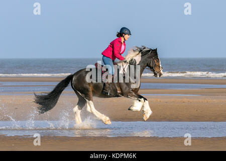 Southport, Merseyside, Sonnig in Southport. 15. Oktober 2017. UK Wetter. Der 13 Jahre alte Liv Douglas reitet Ihr 7 Jahre altes Pferd 'Oliver' durch die flachen Flut auf einem wunderschönen warmen und sonnigen Tag in Southport, Merseyside. Credit: cernan Elias/Alamy leben Nachrichten Stockfoto