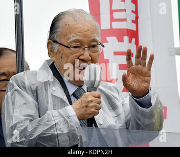 Higashi-kurume, Japan. 15 Okt, 2017. tetsuzo Fuwa, ehemaliger Vorsitzender der japanischen Kommunistischen Partei, Kampagnen für einen lokalen Kandidaten seiner Partei im Oktober 22 allgemeine Wahl während einer Kundgebung an higashi-kurume in den westlichen Vororten von Tokio am regnerischen Sonntag, 15. Oktober 2017. Die Kommunisten die Zusammenarbeit mit anderen Kräften der Opposition im Unterhaus Wahlen suchen Opposition Chancen gegen Premierminister Shinzo Abes Koalition stärken. Credit: natsuki Sakai/LBA/alamy leben Nachrichten Stockfoto