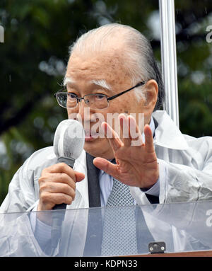 Higashi-Kurume, Japan. Oktober 2017. Tetsuzo Fuwa, ehemaliger Vorsitzender der Kommunistischen Partei Japans, kämpft für einen lokalen Kandidaten seiner Partei, der bei den Parlamentswahlen am 22. Oktober 2017 in Higashi-Kurume in den westlichen Vororten Tokios am verregneten Sonntag, den 15. Oktober, antritt. Die Kommunisten suchen bei den Unterhauswahlen eine Zusammenarbeit mit anderen Oppositionskräften, um die Oppositionschancen gegen Premierminister Shinzo ABEs zu erhöhen. Quelle: Natsuki Sakai/AFLO/Alamy Live News Stockfoto