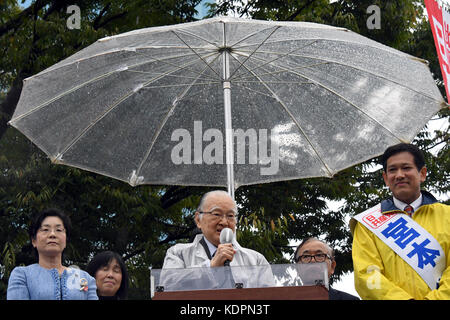 Higashi-kurume, Japan. 15 Okt, 2017. tetsuzo Fuwa, ehemaliger Vorsitzender der japanischen Kommunistischen Partei, Kampagnen für einen lokalen Kandidaten seiner Partei im Oktober 22 allgemeine Wahl während einer Kundgebung an higashi-kurume in den westlichen Vororten von Tokio am regnerischen Sonntag, 15. Oktober 2017. Die Kommunisten die Zusammenarbeit mit anderen Kräften der Opposition im Unterhaus Wahlen suchen Opposition Chancen gegen Premierminister Shinzo Abes Koalition stärken. Credit: natsuki Sakai/LBA/alamy leben Nachrichten Stockfoto