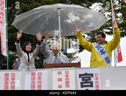 Higashi-kurume, Japan. 15 Okt, 2017. tetsuzo Fuwa, ehemaliger Vorsitzender der japanischen Kommunistischen Partei, Kampagnen für einen lokalen Kandidaten seiner Partei im Oktober 22 allgemeine Wahl während einer Kundgebung an higashi-kurume in den westlichen Vororten von Tokio am regnerischen Sonntag, 15. Oktober 2017. Die Kommunisten die Zusammenarbeit mit anderen Kräften der Opposition im Unterhaus Wahlen suchen Opposition Chancen gegen Premierminister Shinzo Abes Koalition stärken. Credit: natsuki Sakai/LBA/alamy leben Nachrichten Stockfoto