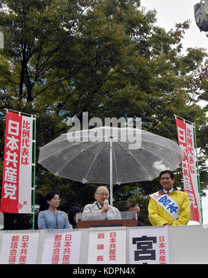 Higashi-kurume, Japan. 15 Okt, 2017. tetsuzo Fuwa, ehemaliger Vorsitzender der japanischen Kommunistischen Partei, Kampagnen für einen lokalen Kandidaten seiner Partei im Oktober 22 allgemeine Wahl während einer Kundgebung an higashi-kurume in den westlichen Vororten von Tokio am regnerischen Sonntag, 15. Oktober 2017. Die Kommunisten die Zusammenarbeit mit anderen Kräften der Opposition im Unterhaus Wahlen suchen Opposition Chancen gegen Premierminister Shinzo Abes Koalition stärken. Credit: natsuki Sakai/LBA/alamy leben Nachrichten Stockfoto