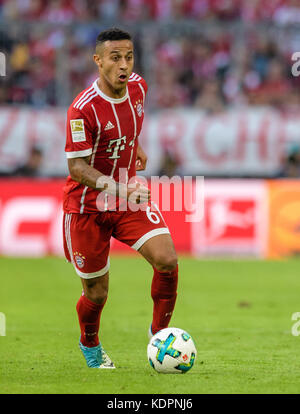 München, Deutschland. Oktober 2017. Der FC Bayern Thiago spielte beim Fußball-Bundesliga-Spiel zwischen Bayern München und dem SC Freiburg im Allianz Arena Stadion in München am 14. Oktober 2017. Quelle: Matthias Balk/dpa/Alamy Live News Stockfoto