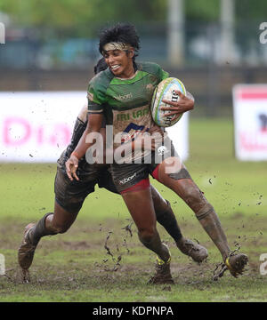 Colombo, Sri Lanka. 15 Okt, 2017. Spieler von Sri Lanka durch Spieler von Singapur während der Asien Frauen Rugby sevens 2017 Match zwischen Sri Lanka und Singapur an der Rennstrecke Boden am 15. Oktober 2017 in Colombo, Sri Lanka angegangen wird. Credit: lahiru hat harshana/alamy leben Nachrichten Stockfoto