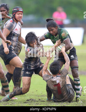 Colombo, Sri Lanka. 15 Okt, 2017. Spieler von Sri Lanka durch Spieler angegangen wird, s von Singapur während der Asien Frauen Rugby sevens 2017 Match zwischen Sri Lanka und Singapur an der Rennstrecke Boden am 15. Oktober 2017 in Colombo, Sri Lanka. Credit: lahiru hat harshana/alamy leben Nachrichten Stockfoto