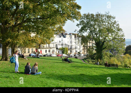 Clifton, Bristol. Oktober 2017. Wetter in Großbritannien. Schöner Herbstnachmittag in Clifton Village an der weltberühmten Clifton Suspension Bridge an einem Sonntag. Radfahrer, Gitarristen und Sänger sowie Touristen und Besucher genießen den Sonnenschein, bevor DER Sturm Ophelia am Montag in Großbritannien eintrifft. Robert Timoney/Alamy/Live/News Credit: Robert Timoney/Alamy Live News Stockfoto