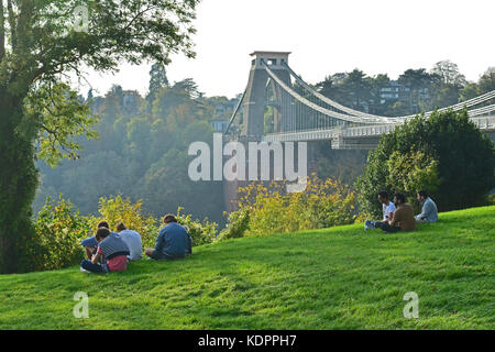 Clifton, Bristol. Oktober 2017. Wetter in Großbritannien. Schöner Herbstnachmittag in Clifton Village an der weltberühmten Clifton Suspension Bridge an einem Sonntag. Radfahrer, Gitarristen und Sänger sowie Touristen und Besucher genießen den Sonnenschein, bevor DER Sturm Ophelia am Montag in Großbritannien eintrifft. Robert Timoney/Alamy/Live/News Credit: Robert Timoney/Alamy Live News Stockfoto