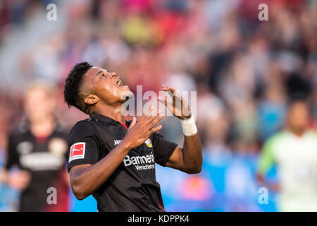 Leverkusen, Deutschland. Oktober 2017. Leon Bailey reagiert darauf, nachdem er beim Fußball-Bundesliga-Spiel zwischen Bayer Leverkusen und dem VfL Wolfsburg in Leverkusen am 15. Oktober 2017 eine Chance verpasst hat. (EMBARGO-BEDINGUNGEN - ACHTUNG: Aufgrund der Akkreditierungsrichtlinien erlaubt die DFL nur die Veröffentlichung und Nutzung von bis zu 15 Bildern pro Spiel im Internet und in Online-Medien während des Spiels.) Quelle: Marius Becker/dpa/Alamy Live News Stockfoto