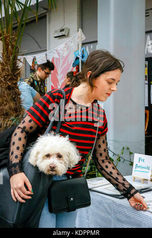 Der Sonntag Barra Kunst und Design (BAaD) Veranstaltungsort in Glasgow's berühmten barras Flohmarkt veranstaltet ihren ersten Hund Show mit 100 s der Hunde und ihrer liebevollen Besitzer drehen bis Glasgow's Liebe für Hündchen Groß und Klein zu feiern, ein Stammbaum oder einfach nur ein köter. Preise gingen an Wettbewerben einschließlich beste Rinde gegeben, beste Kostüme, beste geliebt und beste Rettungshund. ALICIA McGINLEY aus Glasgow trägt Ihr 5 Jahre alten Bichonfrise GAZZA in ihrer Handtasche gerettet Stockfoto