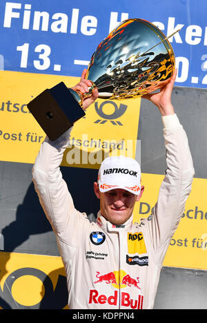 Hockenheim, Deutschland. Oktober 2017. Marco Wittmann für das BMW Team RMG hielt die Trophäe beim Deutschen Touring Car Masters auf dem Hockenheimring in Hockenheim am 15. Oktober 2017. Quelle: Uwe Anspach/dpa/Alamy Live News Stockfoto