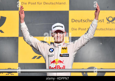 Hockenheim, Deutschland. Oktober 2017. Marco Wittmann für das BMW Team RMG feiert am 15. Oktober 2017 auf dem Hockenheimring in Hockenheim seinen Sieg bei den Deutschen Touring Car Masters. Quelle: Uwe Anspach/dpa/Alamy Live News Stockfoto