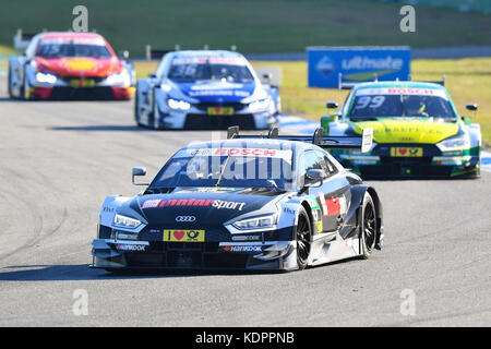 Hockenheim, Deutschland. Oktober 2017. Rene Rast (Front) für das Audi Sport Team Rosberg in einem Audi RS5 bei den Deutschen Touring Car Masters auf dem Hockenheimring in Hockenheim, Deutschland, 15. Oktober 2017. Quelle: Uwe Anspach/dpa/Alamy Live News Stockfoto