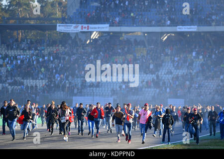 Hockenheim, Deutschland. Oktober 2017. Fans auf der Strecke nach den Deutschen Touring Car Masters auf dem Hockenheimring in Hockenheim, 15. Oktober 2017. Quelle: Uwe Anspach/dpa/Alamy Live News Stockfoto