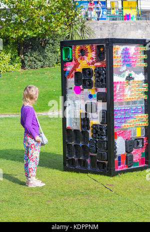 Bournemouth, Dorset, Großbritannien. 15 Okt, 2017. Bournemouth Kunst am Meer Festival kehrt für das 7. Jahr mit Festival Unterhaltung. Drehen des Tide von Mick Stephenson - leichte Installation, Spaziergang in einem Meer aus Kunststoff. Kunststoff ist einer der vielseitigsten Werkstoffe überhaupt produziert, aber seine Auswirkungen auf die Umwelt ist incalcuable. Credit: Carolyn Jenkins/Alamy leben Nachrichten Stockfoto