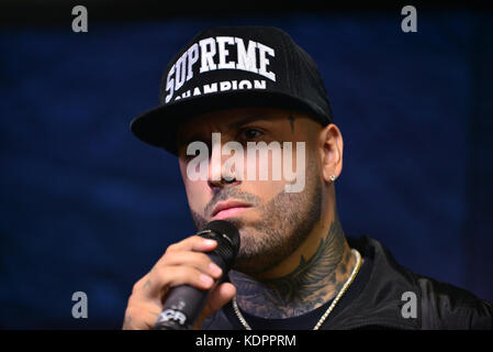 Miami, FL - 14. OKTOBER: Nicky Jam posiert im Presseraum bei One Voice: Somos Live! Ein Konzert Für Katastrophenhilfe im Marlins Park am 14. Oktober 2017 in Miami, Florida. Kredit: MPI10 / MediaPunch Stockfoto