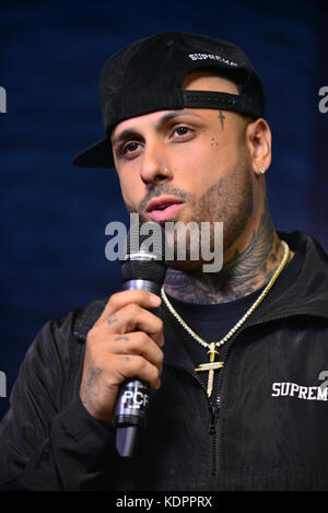 Miami, FL - 14. OKTOBER: Nicky Jam posiert im Presseraum bei One Voice: Somos Live! Ein Konzert Für Katastrophenhilfe im Marlins Park am 14. Oktober 2017 in Miami, Florida. Kredit: MPI10 / MediaPunch Stockfoto