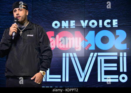 Miami, FL - 14. OKTOBER: Nicky Jam posiert im Presseraum bei One Voice: Somos Live! Ein Konzert Für Katastrophenhilfe im Marlins Park am 14. Oktober 2017 in Miami, Florida. Kredit: MPI10 / MediaPunch Stockfoto