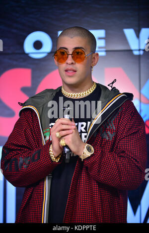 Miami, FL - 14. OKTOBER: Bad Bunny posiert im Presseraum bei One Voice: Somos Live! Ein Konzert Für Katastrophenhilfe im Marlins Park am 14. Oktober 2017 in Miami, Florida. Kredit: MPI10 / MediaPunch Stockfoto