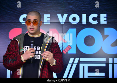 Miami, FL - 14. OKTOBER: Bad Bunny posiert im Presseraum bei One Voice: Somos Live! Ein Konzert Für Katastrophenhilfe im Marlins Park am 14. Oktober 2017 in Miami, Florida. Kredit: MPI10 / MediaPunch Stockfoto