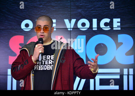 Miami, FL - 14. OKTOBER: Bad Bunny posiert im Presseraum bei One Voice: Somos Live! Ein Konzert Für Katastrophenhilfe im Marlins Park am 14. Oktober 2017 in Miami, Florida. Kredit: MPI10 / MediaPunch Stockfoto