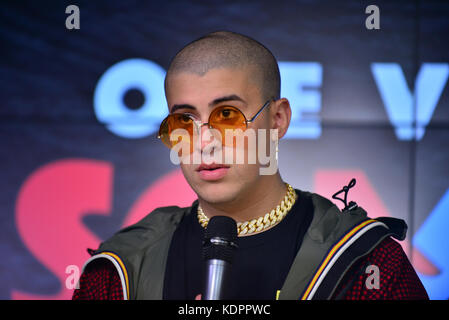 Miami, FL - 14. OKTOBER: Bad Bunny posiert im Presseraum bei One Voice: Somos Live! Ein Konzert Für Katastrophenhilfe im Marlins Park am 14. Oktober 2017 in Miami, Florida. Kredit: MPI10 / MediaPunch Stockfoto