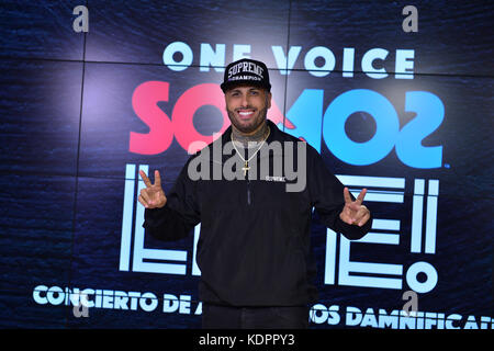 Miami, FL - 14. OKTOBER: Nicky Jam posiert im Presseraum bei One Voice: Somos Live! Ein Konzert Für Katastrophenhilfe im Marlins Park am 14. Oktober 2017 in Miami, Florida. Kredit: MPI10 / MediaPunch Stockfoto