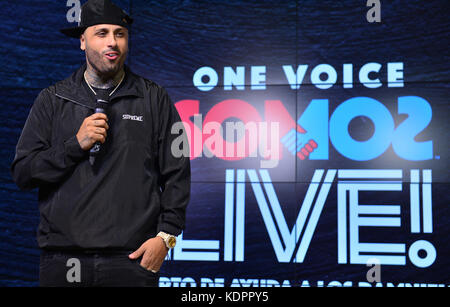 Miami, FL - 14. OKTOBER: Nicky Jam posiert im Presseraum bei One Voice: Somos Live! Ein Konzert Für Katastrophenhilfe im Marlins Park am 14. Oktober 2017 in Miami, Florida. Kredit: MPI10 / MediaPunch Stockfoto