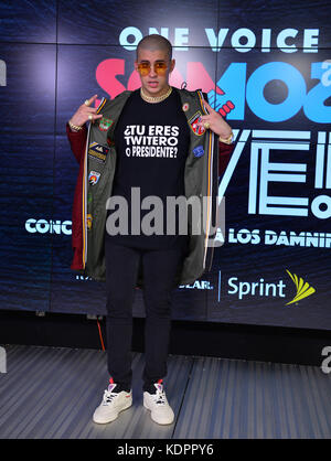 Miami, FL - 14. OKTOBER: Bad Bunny posiert im Presseraum bei One Voice: Somos Live! Ein Konzert Für Katastrophenhilfe im Marlins Park am 14. Oktober 2017 in Miami, Florida. Kredit: MPI10 / MediaPunch Stockfoto