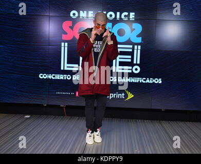 Miami, FL - 14. OKTOBER: Bad Bunny posiert im Presseraum bei One Voice: Somos Live! Ein Konzert Für Katastrophenhilfe im Marlins Park am 14. Oktober 2017 in Miami, Florida. Kredit: MPI10 / MediaPunch Stockfoto