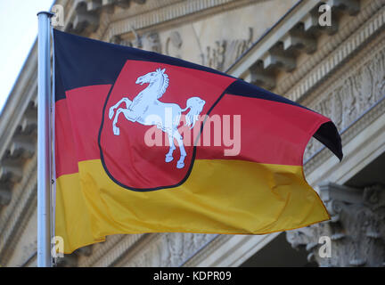 Hannover, Deutschland. Oktober 2017. Eine niedersächsische Flagge beim Landtag Niedersachsen in Hannover, 15. Oktober 2017. Quelle: Michael Kappeler/dpa/Alamy Live News Stockfoto