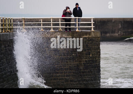 Aberystwyth Wales Großbritannien, Sonntag, 15. Oktober 2017 Großbritannien Wetter: Grauer und bedeckter Tag in Aberystwyth, da sich die Wellen vor dem Ansturm des Endausläufer des Orkans Ophelia, der über Nacht bis Montag den Westen Großbritanniens und Irlands treffen soll, zu bauen beginnen. Trotz des großen Energieeinverlustes wird das Sturmsystem an manchen Stellen schädliche Winde von bis zu 70 oder 80mph bringen, und das irische Met-Büro hat eine rote Warnung ausgegeben Foto © Keith Morris / Alamy Live News Stockfoto