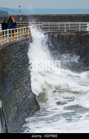 Aberystwyth Wales Großbritannien, Sonntag, 15. Oktober 2017 Großbritannien Wetter: Grauer und bedeckter Tag in Aberystwyth, da sich die Wellen vor dem Ansturm des Endausläufer des Orkans Ophelia, der über Nacht bis Montag den Westen Großbritanniens und Irlands treffen soll, zu bauen beginnen. Trotz des großen Energieeinverlustes wird das Sturmsystem an manchen Stellen schädliche Winde von bis zu 70 oder 80mph bringen, und das irische Met-Büro hat eine rote Warnung ausgegeben Foto © Keith Morris / Alamy Live News Stockfoto