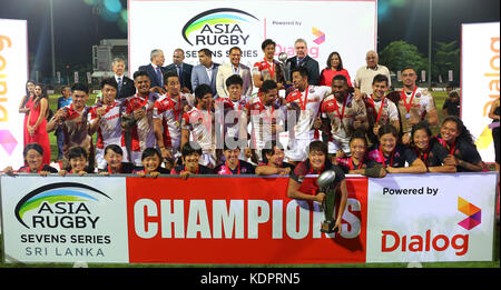 Colombo, Sri Lanka. 15 Okt, 2017. Asien Rugby sevens Serie 2017 wining Team celibrating ihre achivement während der Asien Rugby sevens 2017 an der Pferderennbahn international Rugby Stadion Colombo, Sri Lanka. Credit: vimukthi embuldeniya/alamy leben Nachrichten Stockfoto