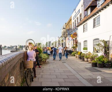 Hammersmith, London, Großbritannien. 15 Okt, 2017: Großbritannien Wetter. Dieses Wochenende hat ungewöhnlich warmen Temperaturen und Sonnenschein vor dem stürmischen Wetter durch das Vereinigte Königreich in den kommenden Tagen Während das Heck des Hurrikan Ophelia zu schlagen gebracht. Die Menschen in der Hauptstadt haben in lokalen Pubs und genießen die letzten Sonnenstrahlen in Hammersmith. Credit: Bradley Smith/Alamy Leben Nachrichten. Stockfoto