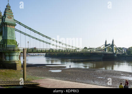 Hammersmith, London, Großbritannien. 15 Okt, 2017: Großbritannien Wetter. Dieses Wochenende hat ungewöhnlich warmen Temperaturen und Sonnenschein vor dem stürmischen Wetter durch das Vereinigte Königreich in den kommenden Tagen Während das Heck des Hurrikan Ophelia zu schlagen gebracht. Die Menschen in der Hauptstadt genießen die letzten Sonnenstrahlen des Hammersmith entlang der Themse weg. Credit: Bradley Smith/Alamy Leben Nachrichten. Stockfoto