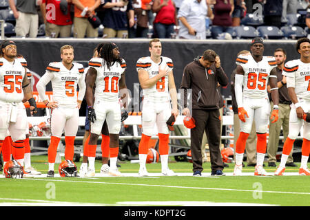 Houston, Texas, USA. 15 Okt, 2017. Die Cleveland Browns stehen an der Seitenlinie während der Nationalhymne vor einem NFL regular season Spiel zwischen den Houston Texans und der Cleveland Browns an NRG Stadion in Houston, TX am 15. Oktober 2017. Credit: Erik Williams/ZUMA Draht/Alamy leben Nachrichten Stockfoto