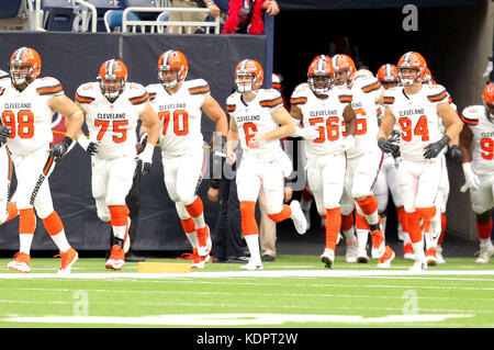 Houston, Texas, USA. 15 Okt, 2017. Die Cleveland Browns geben Sie das Feld während der pregame Einführungen vor einem NFL regular season Spiel zwischen den Houston Texans und der Cleveland Browns an NRG Stadion in Houston, TX am 15. Oktober 2017. Credit: Erik Williams/ZUMA Draht/Alamy leben Nachrichten Stockfoto