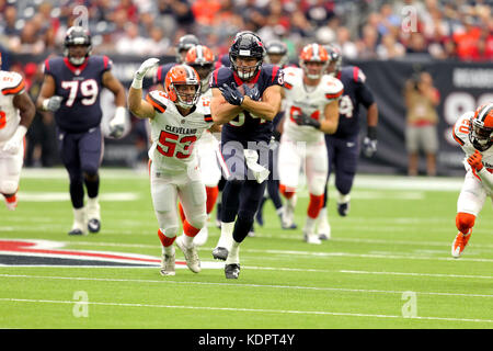 Houston, Texas, USA. 15 Okt, 2017 Houston Texans Festes Ende Ryan Griffin (84) von Cleveland Browns middle linebacker Joe schobert (53) nach einem Pass Rezeption im ersten Quartal ein nfl Regular Season Spiel zwischen den Houston Texans und der Cleveland Browns an nrg Stadion in Houston, Tx am 15. Oktober 2017 verfolgt wird. Credit: Erik Williams/zuma Draht/alamy leben Nachrichten Stockfoto