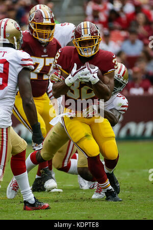 Landover, MD, USA. 15 Okt, 2017. Washington Redskins RB #32 Samaje Perine läuft mit dem Ball während eines NFL Football Spiel zwischen den Washington Redskins und der San Francisco 49ers bei FedEx Feld in Landover, Md. Justin Cooper/CSM/Alamy leben Nachrichten Stockfoto