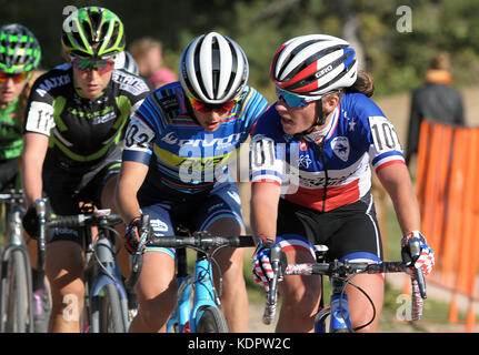 Oktober 14, 2017 - Französische nationale Meister, Caroline Manni, überprüft Ihre Konkurrenten zu Beginn der letzten Runde bei den US Open von Cyclocross, Valmont Bike Park, Boulder, Colorado. Stockfoto