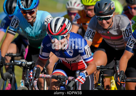 Oktober 14, 2017 - Französische nationale Meister, Caroline Manni, in einem hellen Moment vor dem Start des Elite Frauen der US Open von Cyclocross, Valmont Bike Park, Boulder, Colorado. Stockfoto