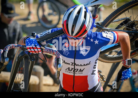 Oktober 14, 2017 - Französische nationale Meister, Caroline Manni, schultern ihr Fahrrad, als sie den belgischen Treppen Hindernis bei den US Open von Cyclocross, Valmont Bike Park, Boulder, Colorado klettert. Stockfoto