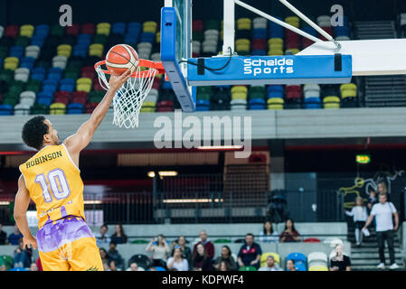 London, Großbritannien. 15 Okt, 2017. bbl: london Lions vs Leeds Kraft am Kupfer box Arena London's Lion das Spiel dominiert die Punktzahl am Ende des Spiels 103 vs 54. Londoner lion Guard justin Robinson (10) Macht der net.Credit: pmgimaging/alamy leben Nachrichten Stockfoto