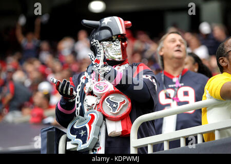 Houston, Texas, USA. 15 Okt, 2017. Ein Houston Texans Ventilator Prost auf die Aktion im dritten Quartal ein NFL regular season Spiel zwischen den Houston Texans und der Cleveland Browns an NRG Stadion in Houston, TX am 15. Oktober 2017. Credit: Erik Williams/ZUMA Draht/Alamy leben Nachrichten Stockfoto